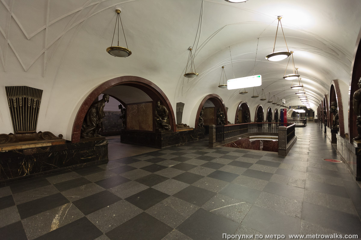 Фотография станции Площадь Революции (Арбатско-Покровская линия, Москва). Вид по диагонали.