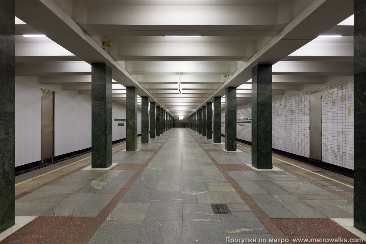 Фотография станции Преображенская площадь (Сокольническая линия, Москва). Продольный вид центрального зала. Слева — новая облицовка, справа — оригинальная.