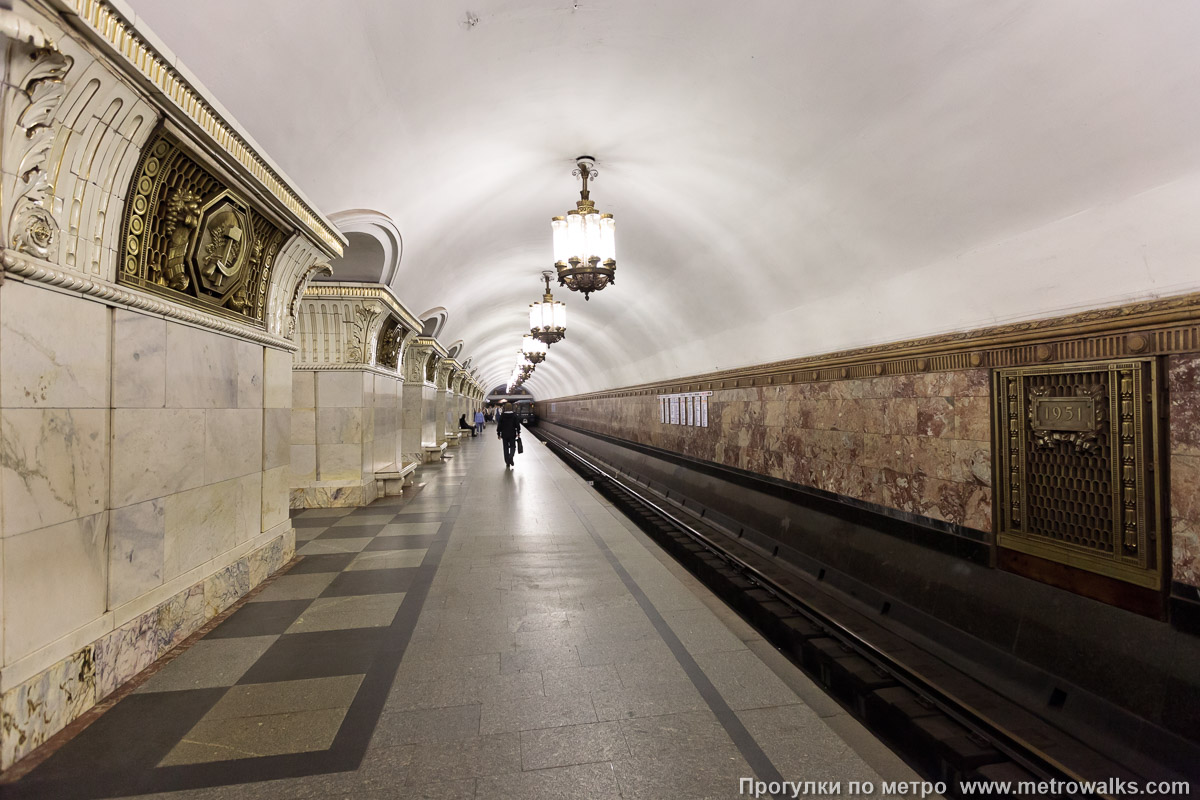 Фотография станции Проспект Мира (Кольцевая линия, Москва). Боковой зал станции и посадочная платформа, общий вид.