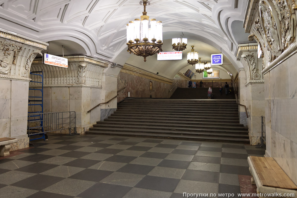 Фотография станции Проспект Мира (Кольцевая линия, Москва). Около перехода. С противоположной от входа стороны — переход на одноимённую станцию Калужско-Рижской линии.