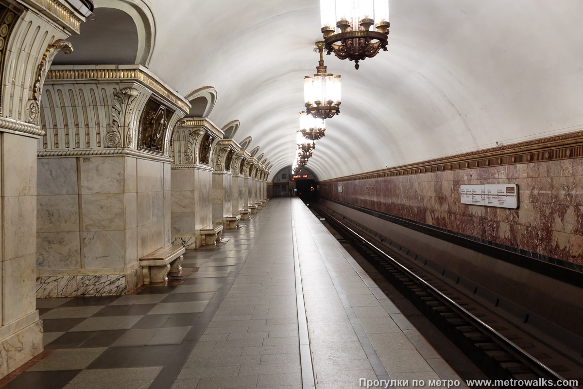 Фотография станции Проспект Мира (Кольцевая линия, Москва). Боковой зал станции и посадочная платформа, общий вид. Фотография станции Проспект Мира (Кольцевая линия, Москва). Боковой зал станции и посадочная платформа, общий вид.