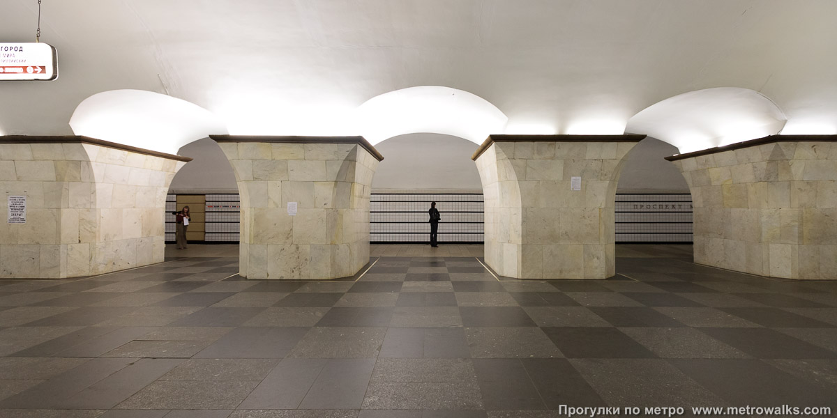 Фотография станции Проспект Мира (Калужско-Рижская линия, Москва). Поперечный вид, проходы между пилонами из центрального зала на платформу.