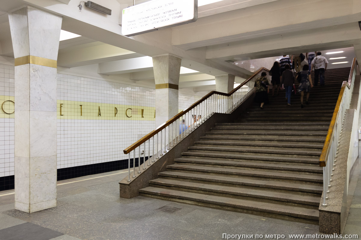 Фотография станции Пролетарская (Таганско-Краснопресненская линия, Москва). Около перехода. В центре зала — переход на станцию Крестьянскую Заставу Люблинско-Дмитровской линии.