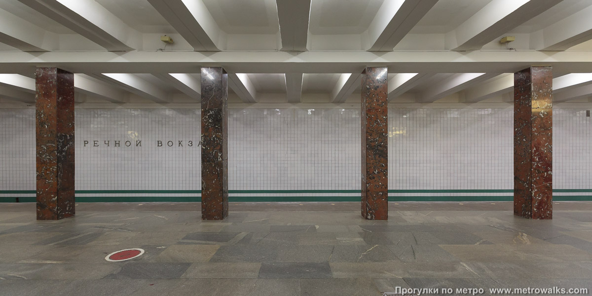 Фотография станции Речной вокзал (Замоскворецкая линия, Москва). Поперечный вид, проходы между колоннами из центрального зала на платформу.