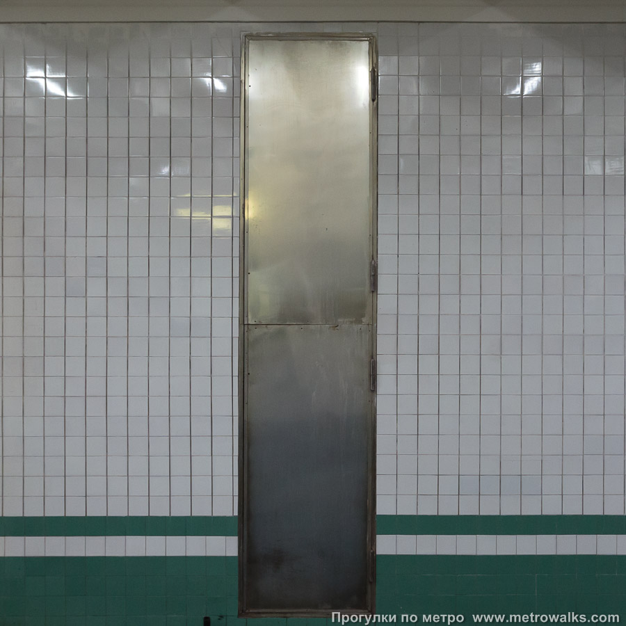 Фотография станции Речной вокзал (Замоскворецкая линия, Москва). Декоративная технологическая дверь в стене.