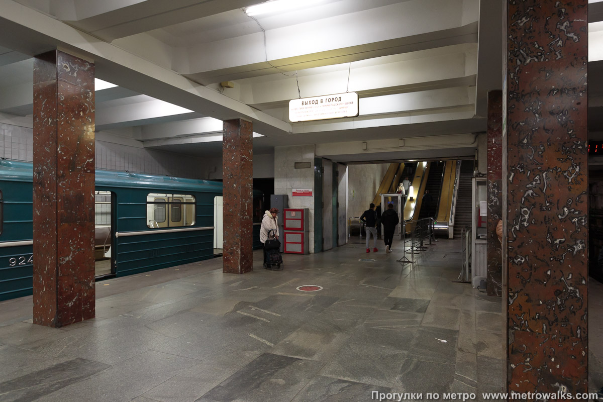 Фотография станции Речной вокзал (Замоскворецкая линия, Москва). Выход в город, эскалаторы начинаются прямо с уровня платформы.
