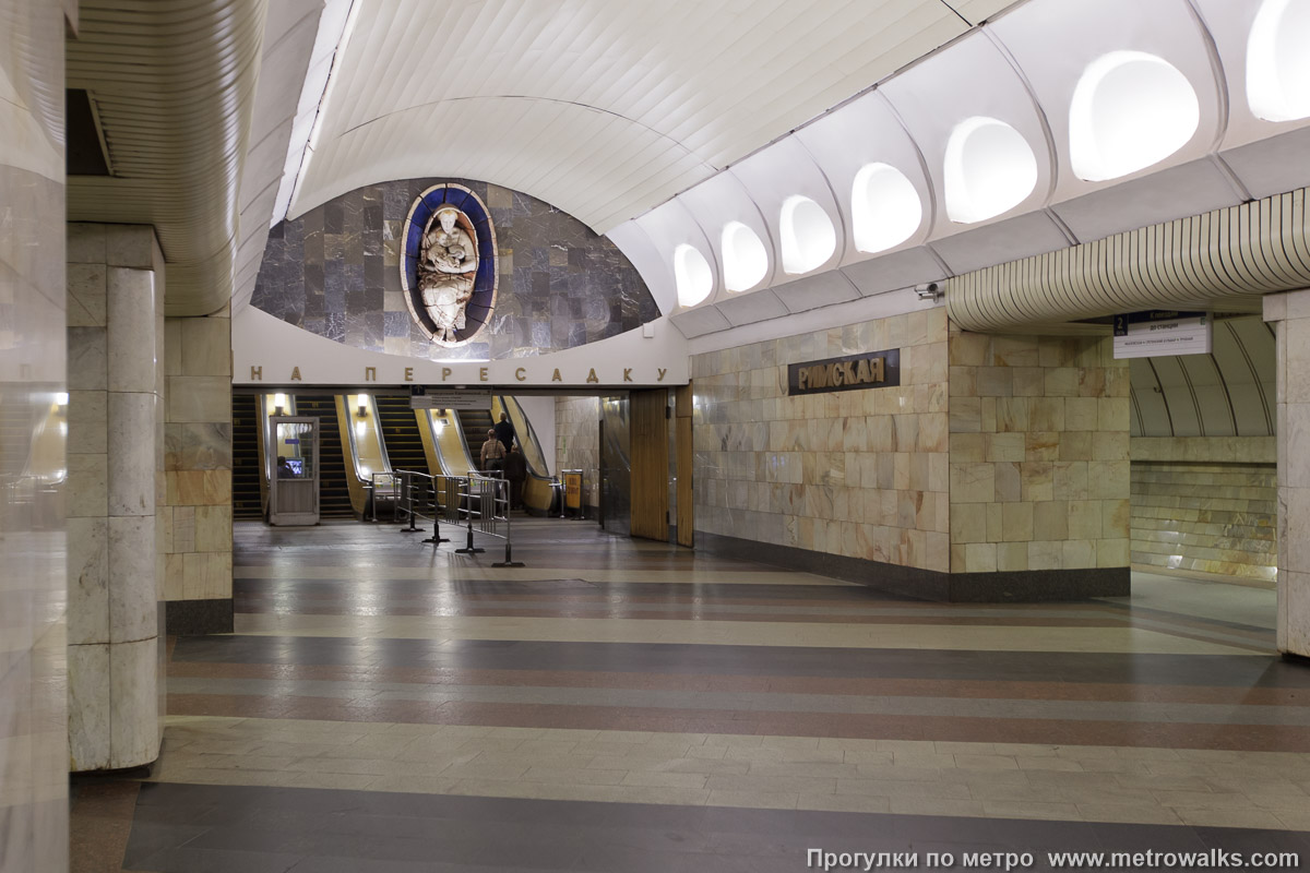 Фотография станции Римская (Люблинско-Дмитровская линия, Москва). Около перехода. В противоположном от выхода торце — переход на станцию Площадь Ильича Калининско-Солнцевской линии.