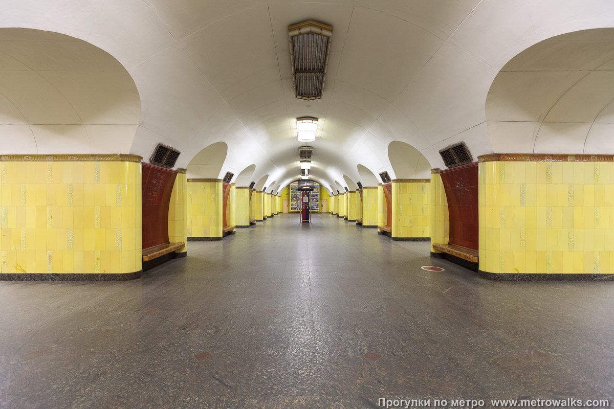 Фотография станции Рижская (Калужско-Рижская линия, Москва). Центральный зал станции, вид вдоль от входа в сторону глухого торца.