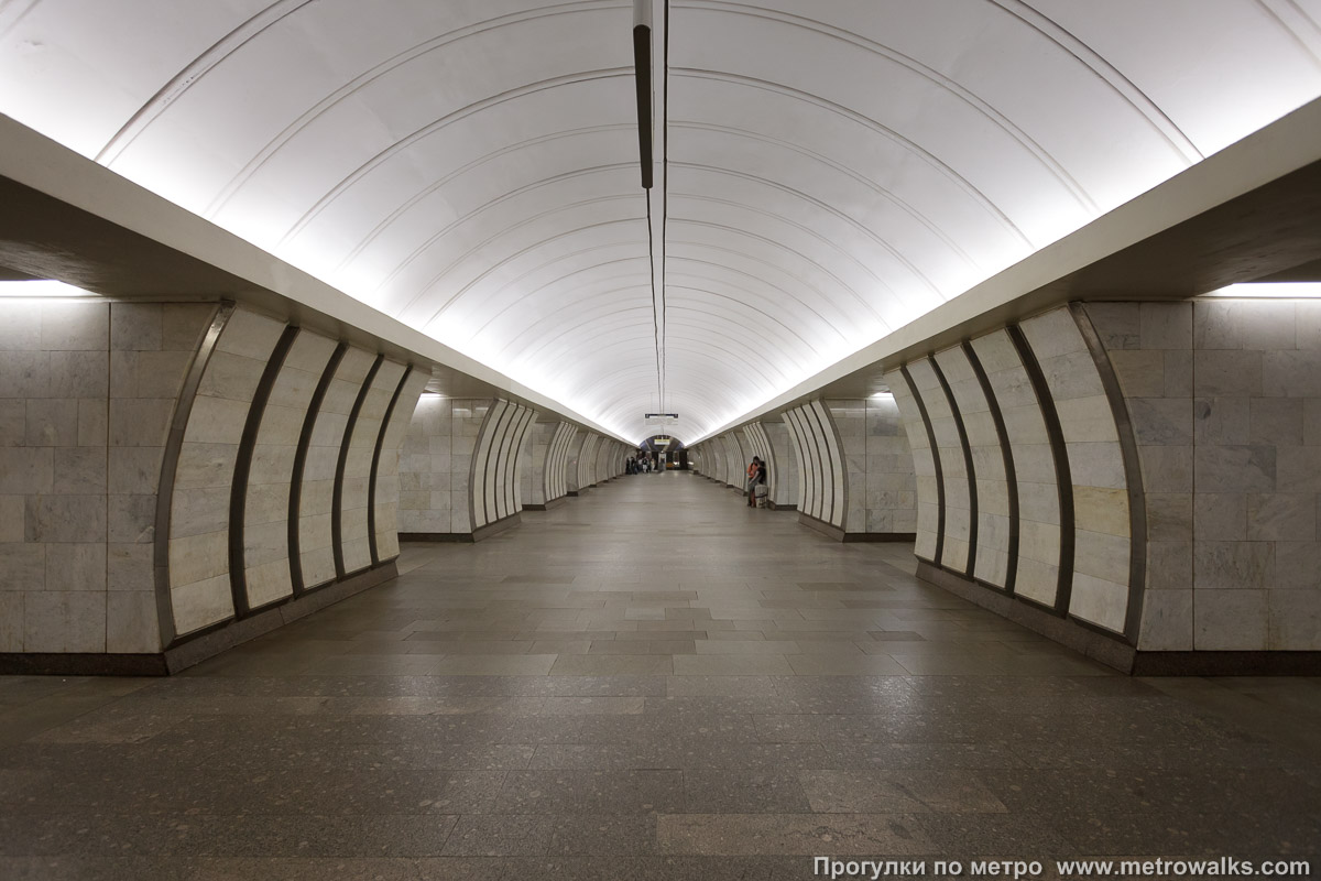 Фотография станции Савёловская (Серпуховско-Тимирязевская линия, Москва). Центральный зал станции, вид вдоль от глухого торца в сторону выхода.