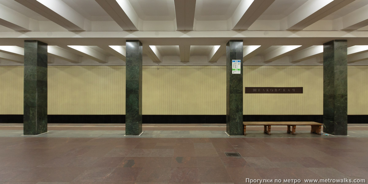 Фотография станции Щёлковская (Арбатско-Покровская линия, Москва). Поперечный вид, проходы между колоннами из центрального зала на платформу.
