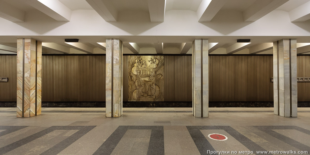 Фотография станции Щукинская (Таганско-Краснопресненская линия, Москва). Поперечный вид, проходы между колоннами из центрального зала на платформу.