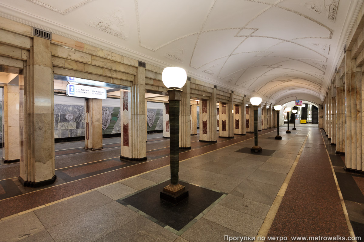 Фотография станции Семёновская (Арбатско-Покровская линия, Москва). Вид по диагонали.