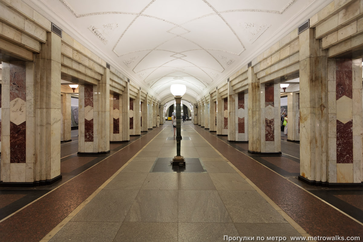 Фотография станции Семёновская (Арбатско-Покровская линия, Москва). Центральный зал станции, вид вдоль от глухого торца в сторону выхода.
