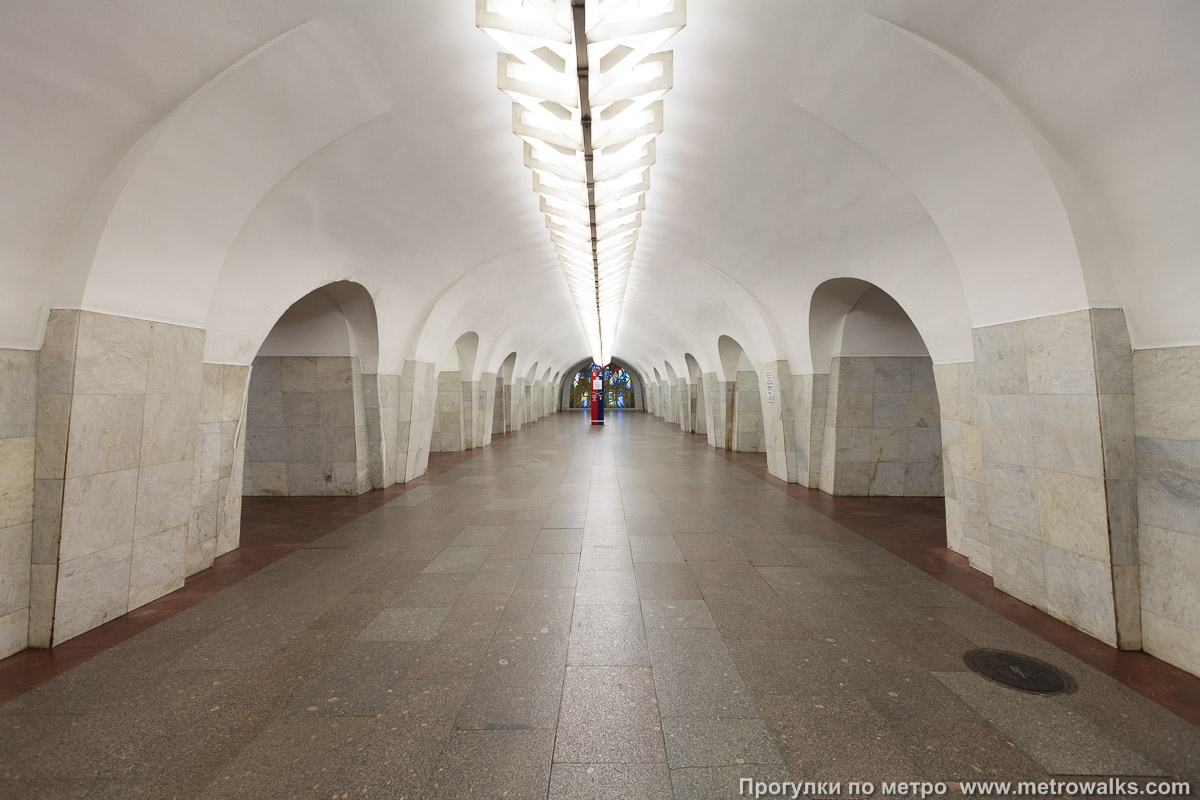 Фотография станции Шаболовская (Калужско-Рижская линия, Москва). Центральный зал станции, вид вдоль от входа в сторону глухого торца.