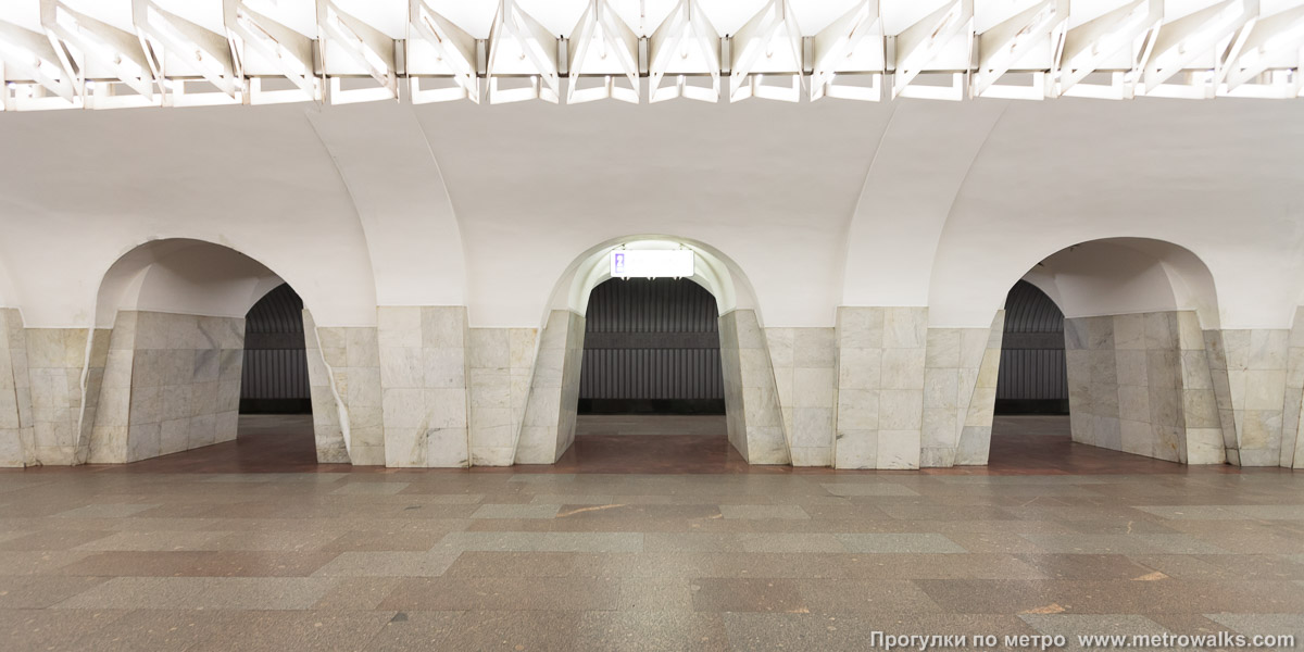 Фотография станции Шаболовская (Калужско-Рижская линия, Москва). Поперечный вид, проходы между пилонами из центрального зала на платформу.