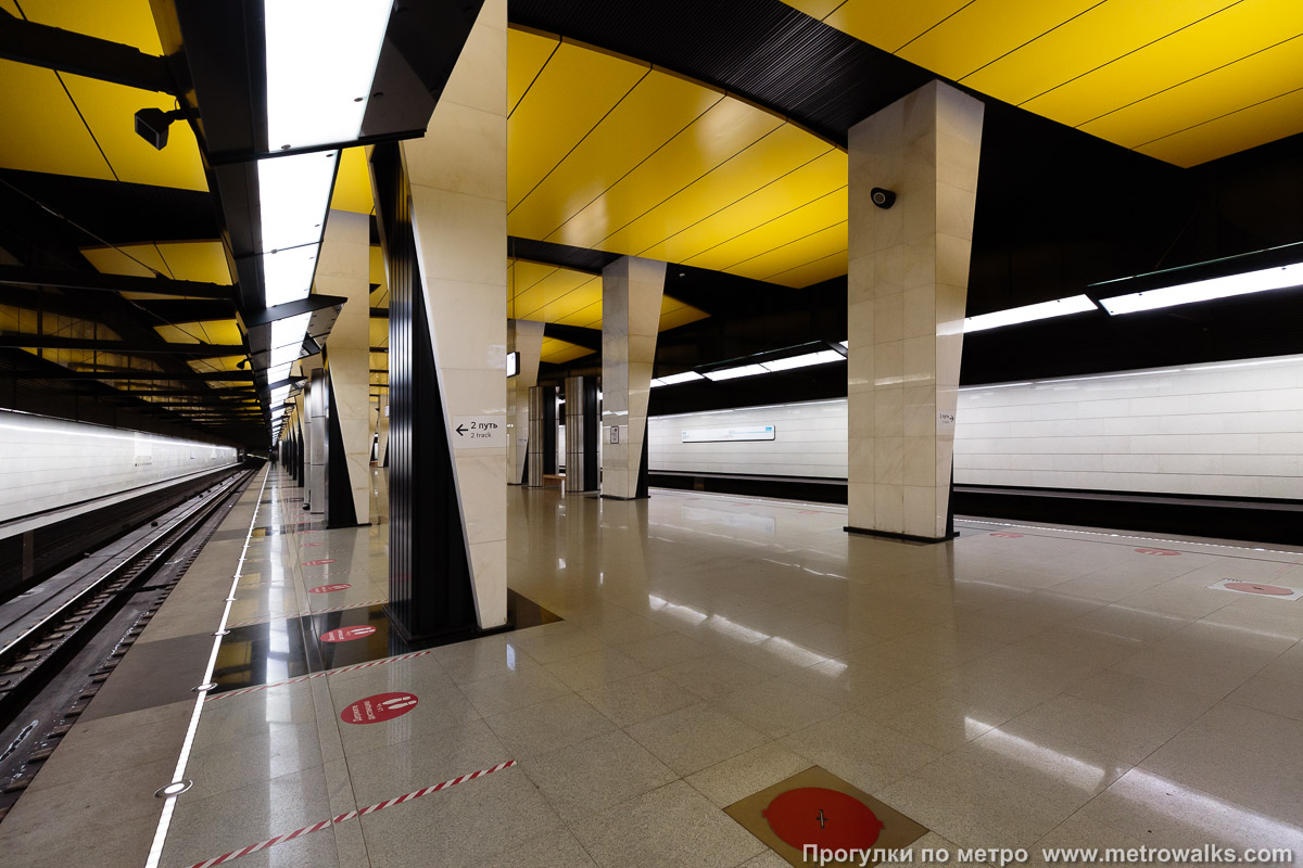 Фотография станции Шелепиха (Большая кольцевая линия, Москва). Вид с края платформы по диагонали на противоположную сторону сквозь центральный зал.