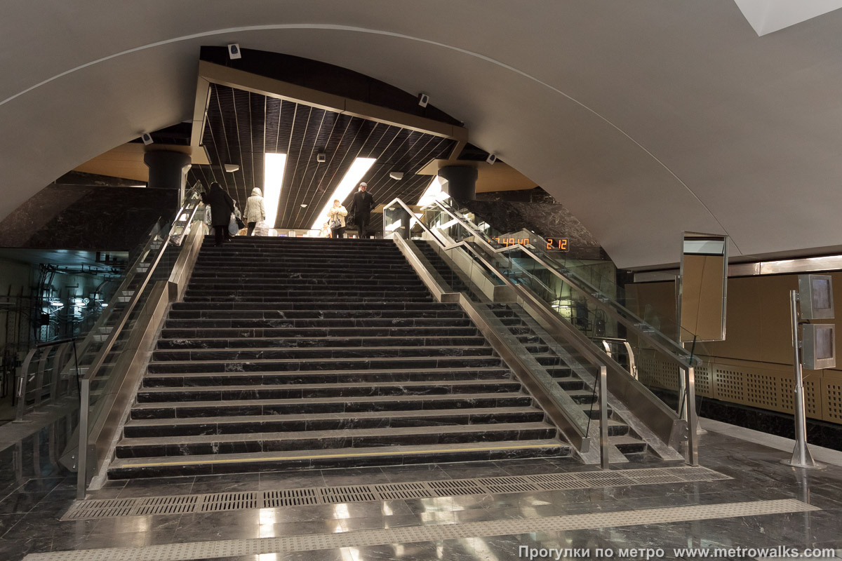 Фотография станции Шипиловская (Люблинско-Дмитровская линия, Москва). Выход в город осуществляется по лестнице. Второй выход в противоположном торце — по лестнице.