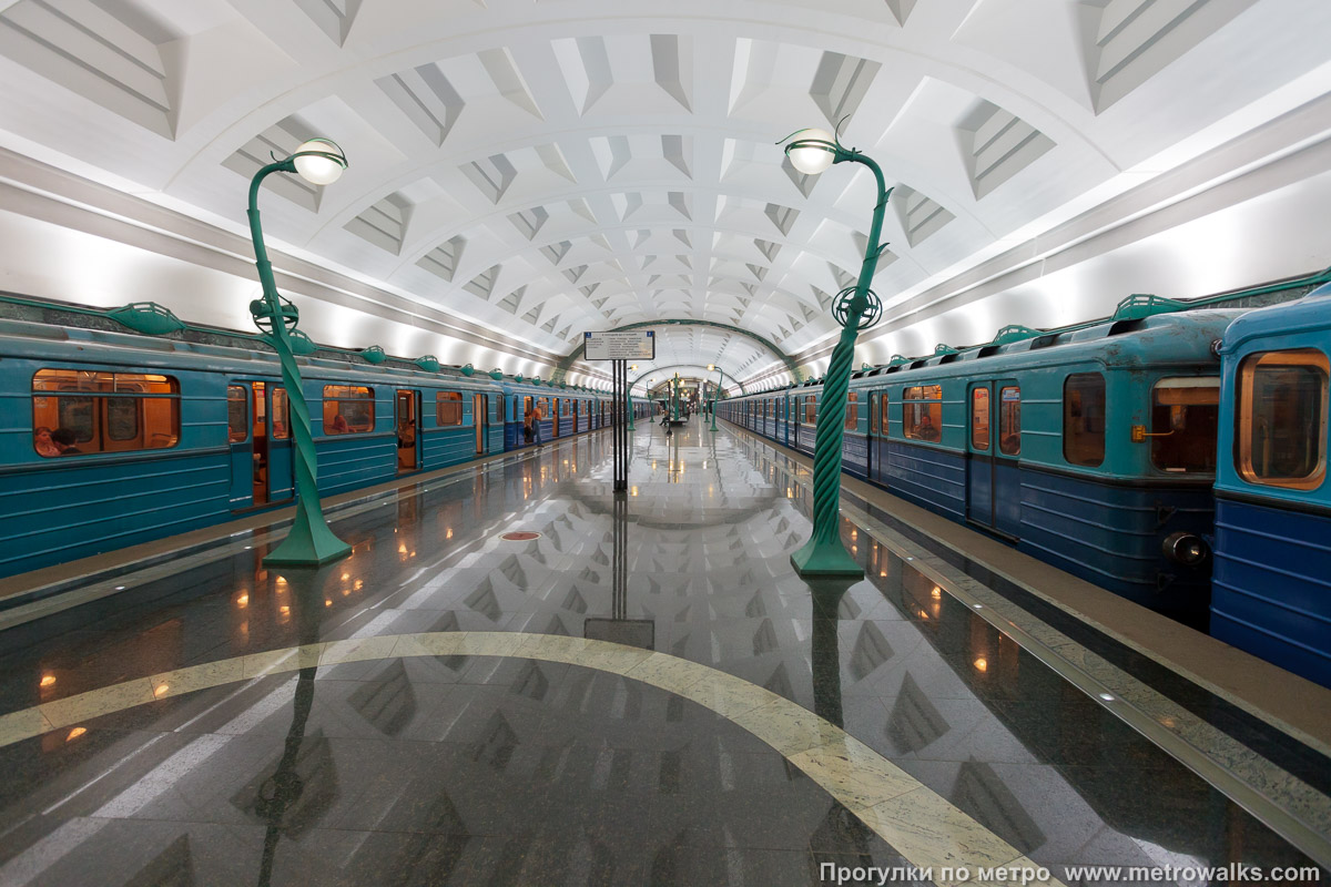 Фотография станции Славянский бульвар (Арбатско-Покровская линия, Москва). Продольный вид. Исторический снимок (2009); в настоящее время вагоны модели «Еж» уже не эксплуатируются.