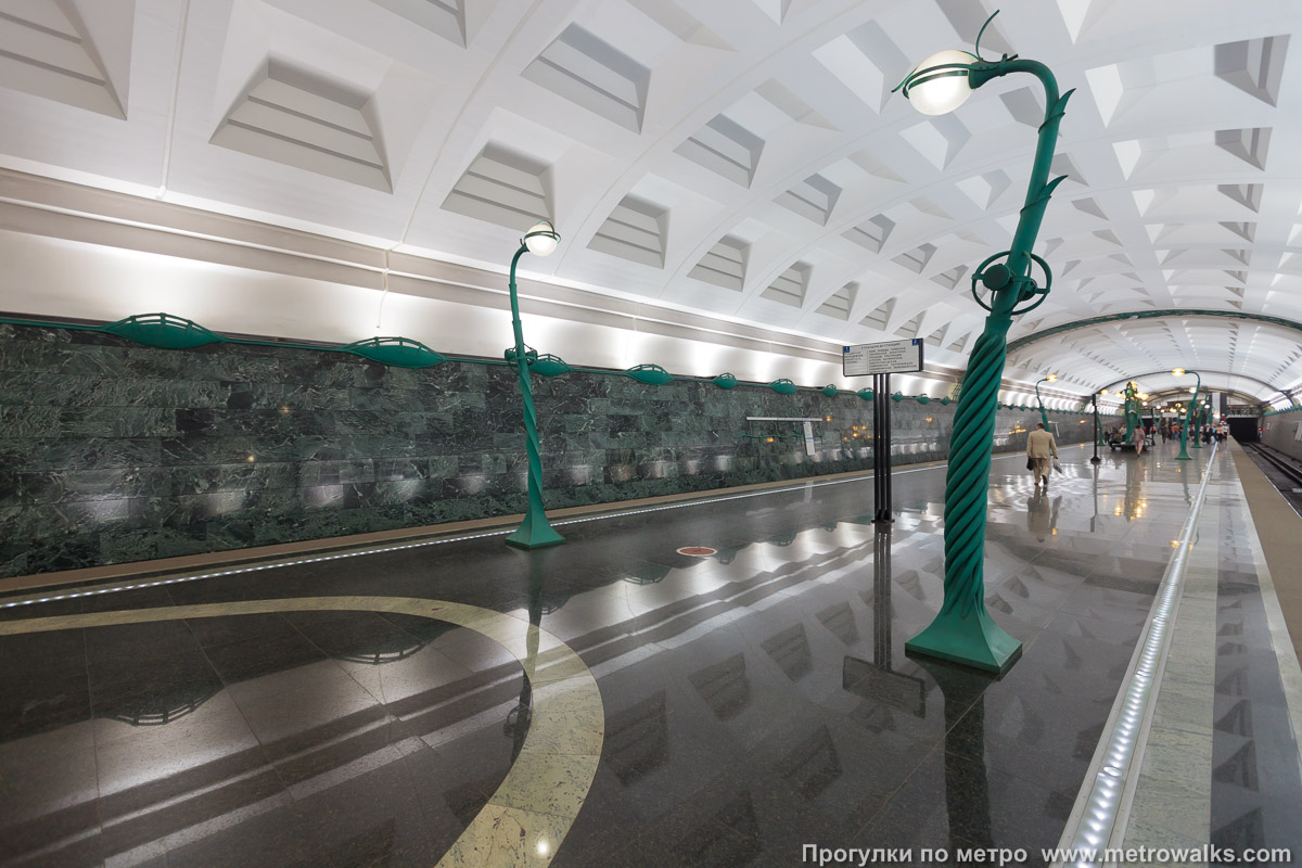 Фотография станции Славянский бульвар (Арбатско-Покровская линия, Москва). Вид по диагонали.