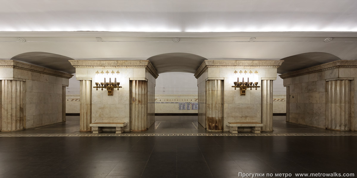 Фотография станции Смоленская (Арбатско-Покровская линия, Москва). Поперечный вид, проходы между пилонами из центрального зала на платформу.