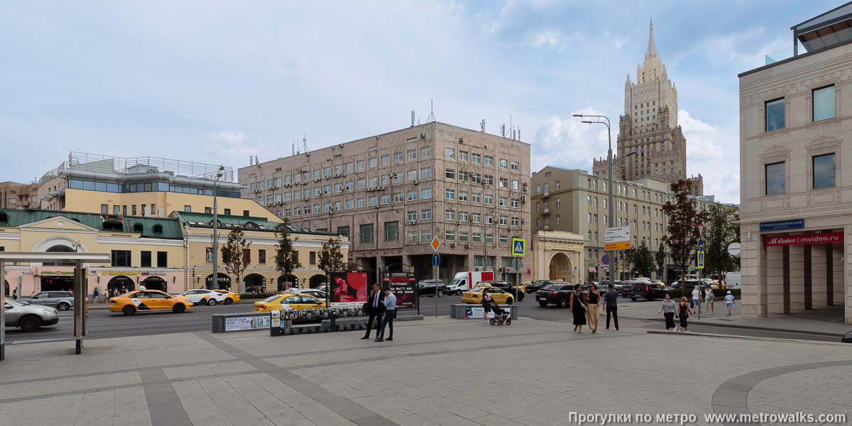 Фотография станции Смоленская (Арбатско-Покровская линия, Москва). Общий вид окрестностей станции. Вид от входа на станцию Филёвской линии в сторону станции Арбатско-Покровской линии.