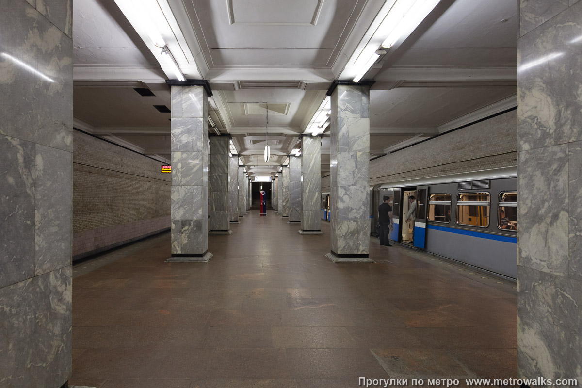 Фотография станции Смоленская (Филёвская линия, Москва). Продольный вид центрального зала. Фотография станции Смоленская (Филёвская линия, Москва). Продольный вид центрального зала.