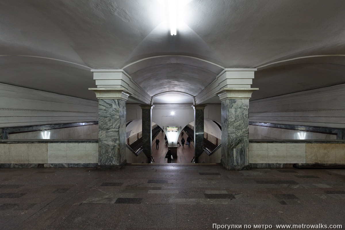 Фотография станции Сокол (Замоскворецкая линия, Москва). Спуск на станцию по лестнице. Фотография станции Сокол (Замоскворецкая линия, Москва). Спуск на станцию по лестнице.