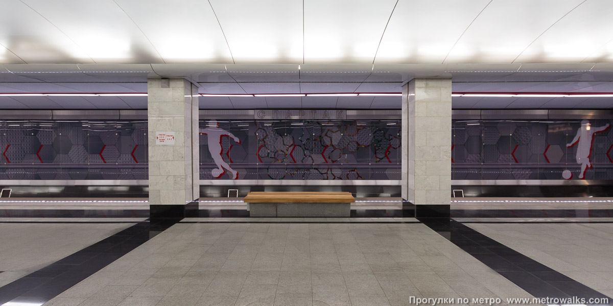 Фотография станции Спартак (Таганско-Краснопресненская линия, Москва). Поперечный вид, проходы между колоннами из центрального зала на платформу.