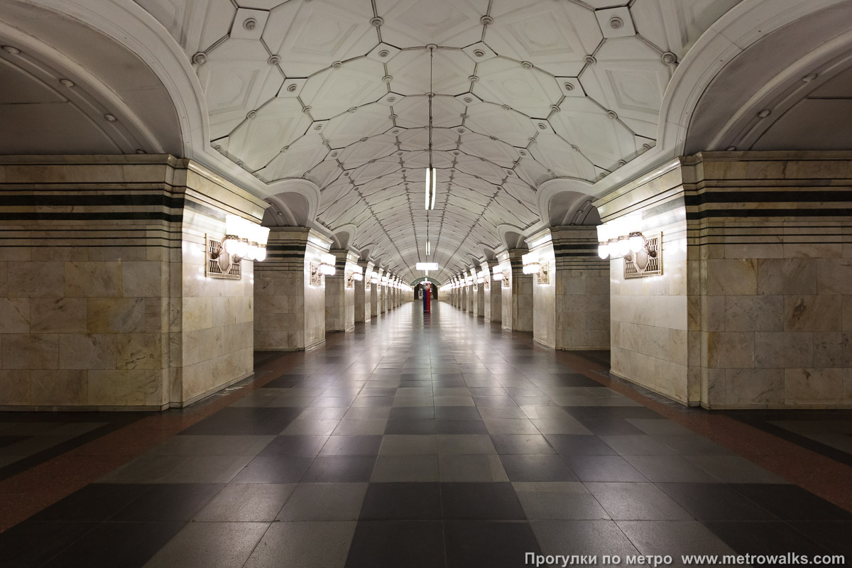 Фотография станции Спортивная (Сокольническая линия, Москва). Общий вид по оси станции от глухого торца в сторону выхода.