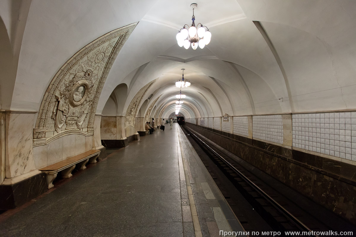 Фотография станции Таганская (Кольцевая линия, Москва). Боковой зал станции и посадочная платформа, общий вид.