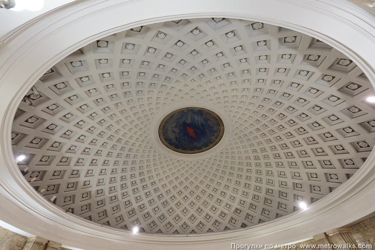 Фотография станции Таганская (Кольцевая линия, Москва). Декоративная отделка потолка в промежуточном зале между двумя группами эскалаторов.