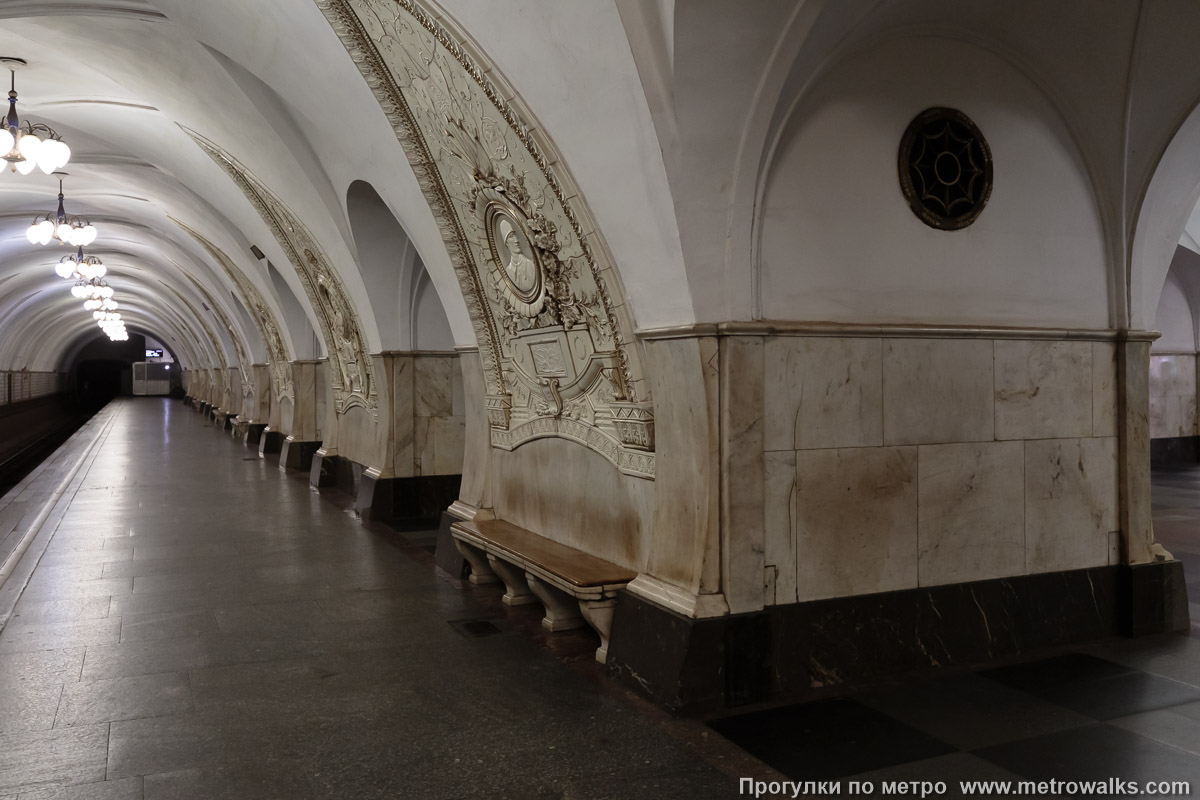 Фотография станции Таганская (Кольцевая линия, Москва). Вид на пилоны со стороны края платформы. Фотография станции Таганская (Кольцевая линия, Москва). Вид на пилоны со стороны края платформы.