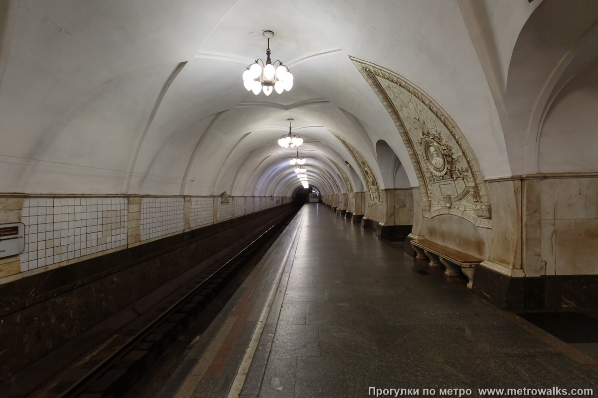 Фотография станции Таганская (Кольцевая линия, Москва). Боковой зал станции и посадочная платформа, общий вид. Фотография станции Таганская (Кольцевая линия, Москва). Боковой зал станции и посадочная платформа, общий вид.