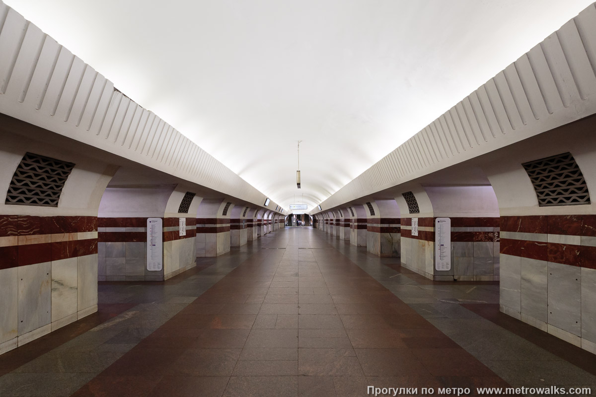 Фотография станции Таганская (Таганско-Краснопресненская линия, Москва). Продольный вид центрального зала. Фотография станции Таганская (Таганско-Краснопресненская линия, Москва). Продольный вид центрального зала.