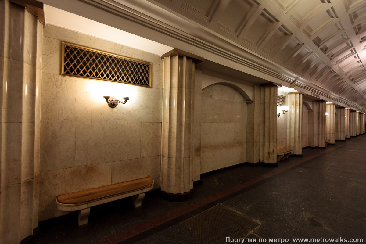 Фотография станции Театральная (Замоскворецкая линия, Москва). Скамейка.