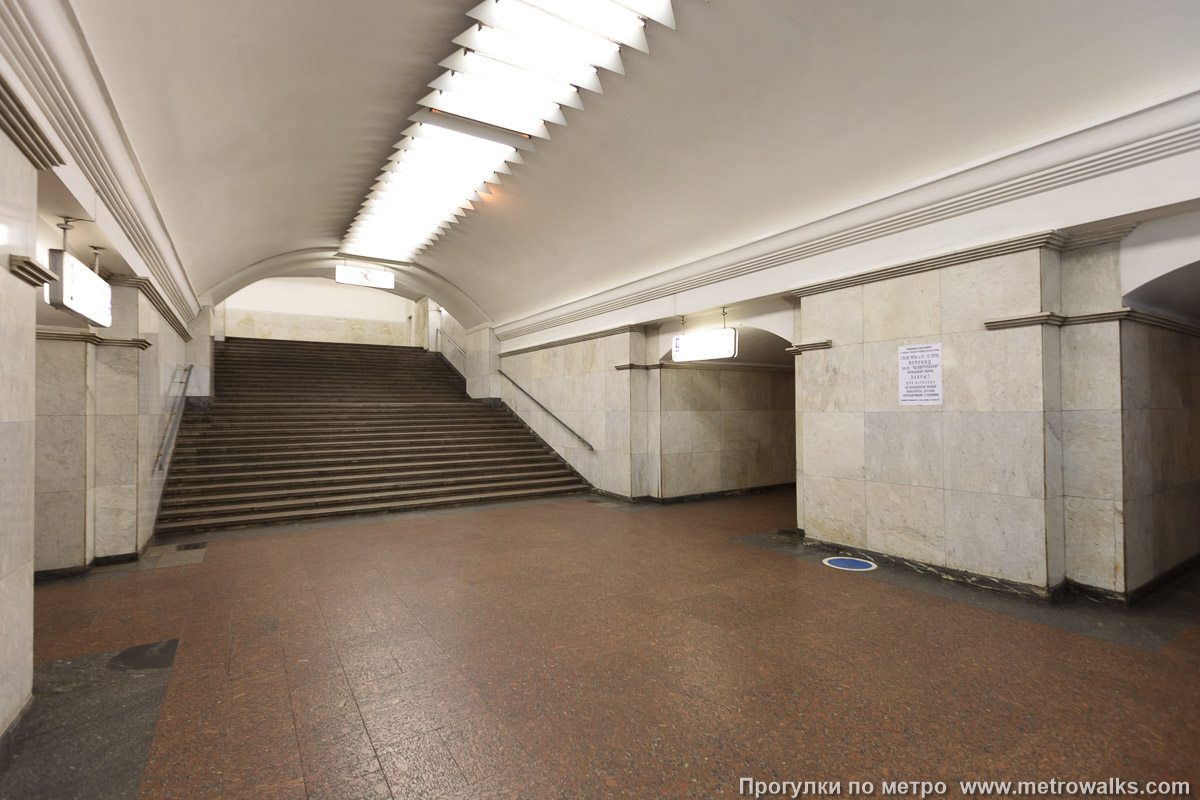 Фотография станции Театральная (Замоскворецкая линия, Москва). Аванзал перехода. Это дополнительный переход с Сокольнической линии, пристроенный к станции позднее.