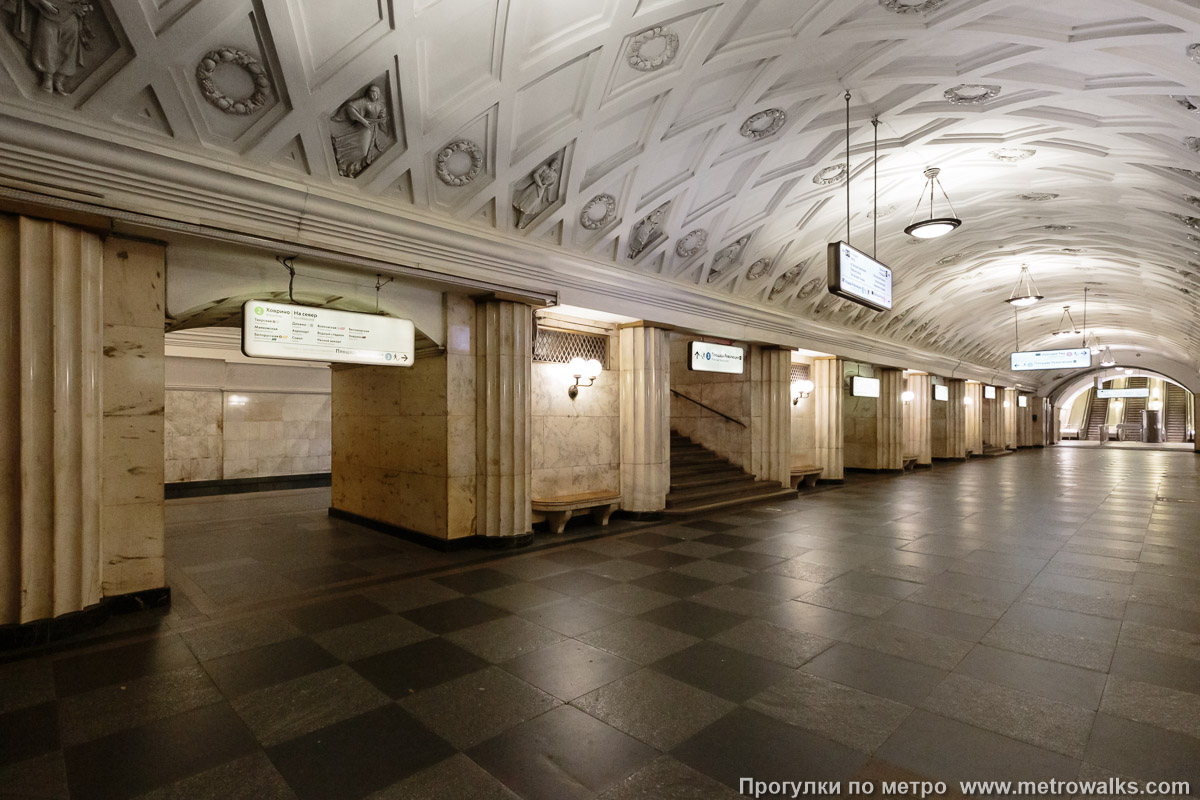 Фотография станции Театральная (Замоскворецкая линия, Москва). Вид по диагонали. Фотография станции Театральная (Замоскворецкая линия, Москва). Вид по диагонали.