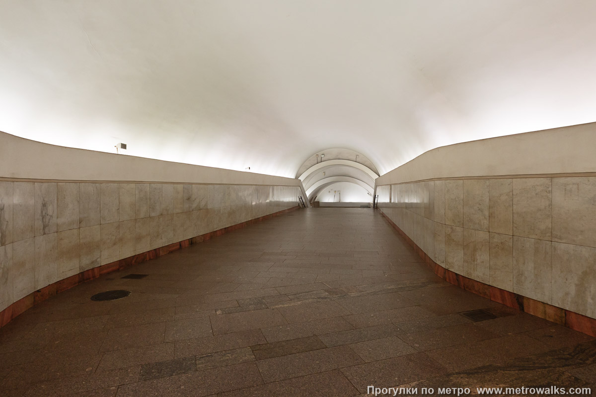 Фотография станции Театральная (Замоскворецкая линия, Москва). Продолжение перехода, проход от эскалаторов к выходу на станцию Площадь Революции. Фотография станции Театральная (Замоскворецкая линия, Москва). Продолжение перехода, проход от эскалаторов к выходу на станцию Площадь Революции.