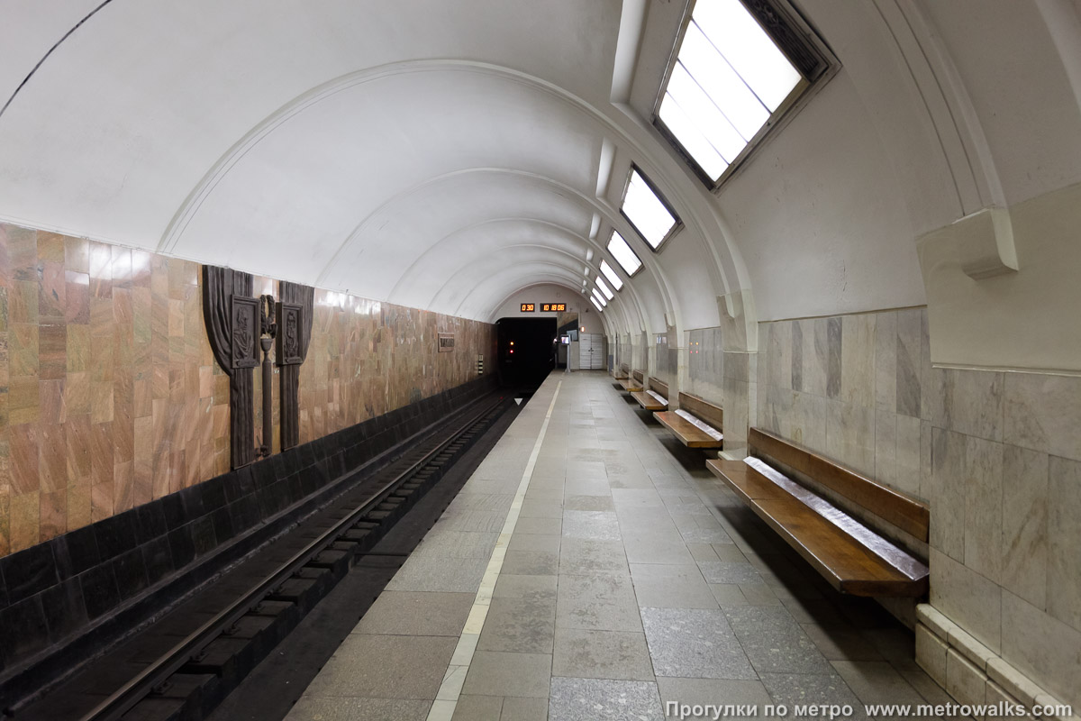 Фотография станции Третьяковская (Калужско-Рижская линия, Москва). Дальняя часть бокового зала станции.