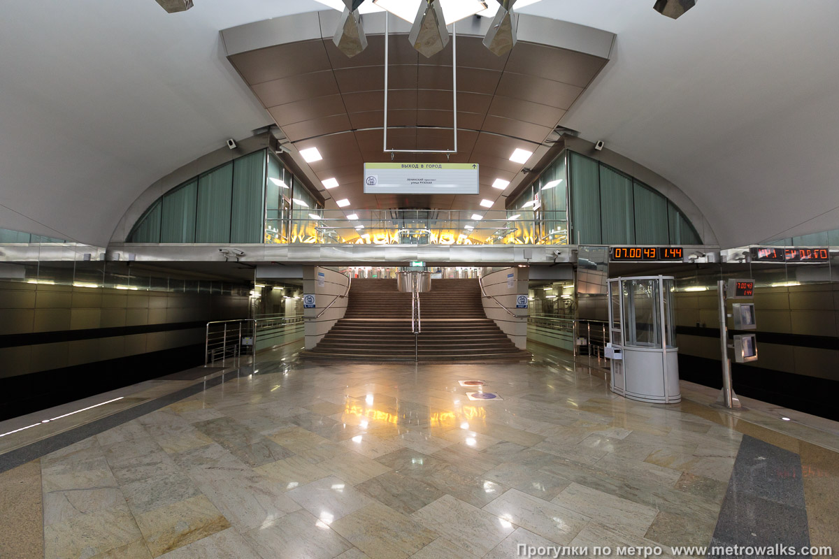 Фотография станции Тропарёво (Сокольническая линия, Москва). Выход в город осуществляется по лестнице.