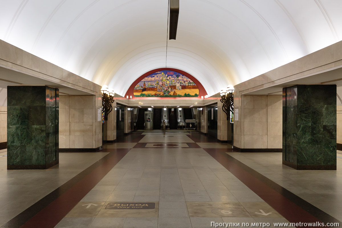 Фотография станции Трубная (Люблинско-Дмитровская линия, Москва). Часть станции около выхода в город. Выход находится в юго-восточном торце станции, над ним установлено панно «Москва».