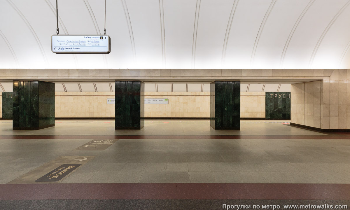 Фотография станции Трубная (Люблинско-Дмитровская линия, Москва). Поперечный вид, проходы между колоннами из центрального зала на платформу.