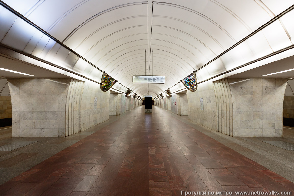 Фотография станции Цветной бульвар (Серпуховско-Тимирязевская линия, Москва). Продольный вид центрального зала. Фотография станции Цветной бульвар (Серпуховско-Тимирязевская линия, Москва). Продольный вид центрального зала.