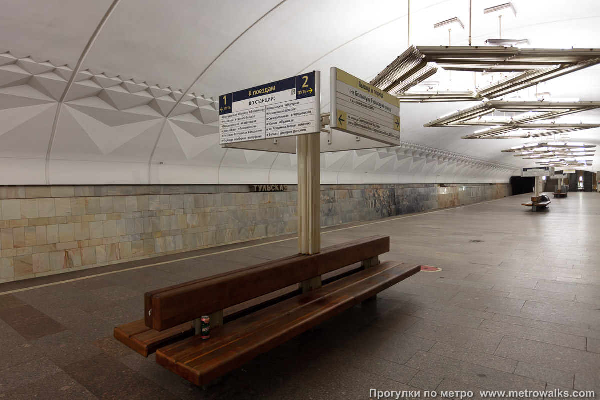 Фотография станции Тульская (Серпуховско-Тимирязевская линия, Москва). Скамейки, совмещённые с указателями.