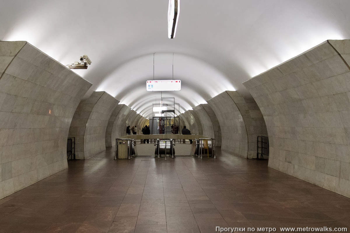 Фотография станции Тверская (Замоскворецкая линия, Москва). Около перехода. В центре зала — переход на станцию Пушкинскую Таганско-Краснопресненской линии.