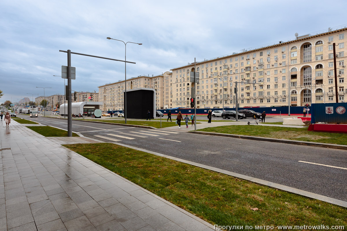 Фотография станции Вавиловская (Троицкая линия, Москва). Общий вид окрестностей станции. Ленинский проспект к северу от улиц Панфёрова и Строителей, у дополнительного входа № 4. Фотография станции Вавиловская (Троицкая линия, Москва). Общий вид окрестностей станции. Ленинский проспект к северу от улиц Панфёрова и Строителей, у дополнительного входа № 4.