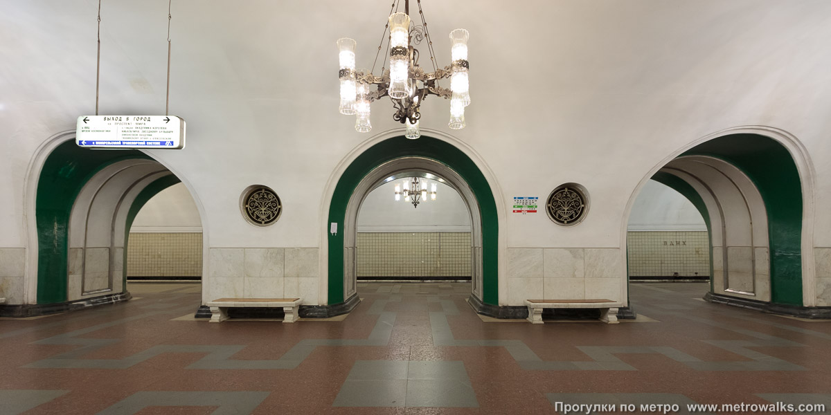 Фотография станции ВДНХ (Калужско-Рижская линия, Москва). Поперечный вид, проходы между пилонами из центрального зала на платформу.