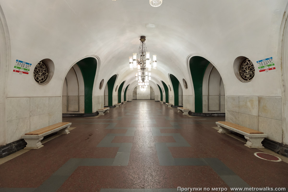 Фотография станции ВДНХ (Калужско-Рижская линия, Москва). Продольный вид центрального зала. В противоположном направлении и менее широкоугольно.
