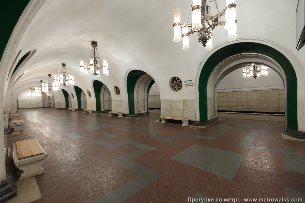 Фотография станции ВДНХ (Калужско-Рижская линия, Москва). Вид по диагонали.
