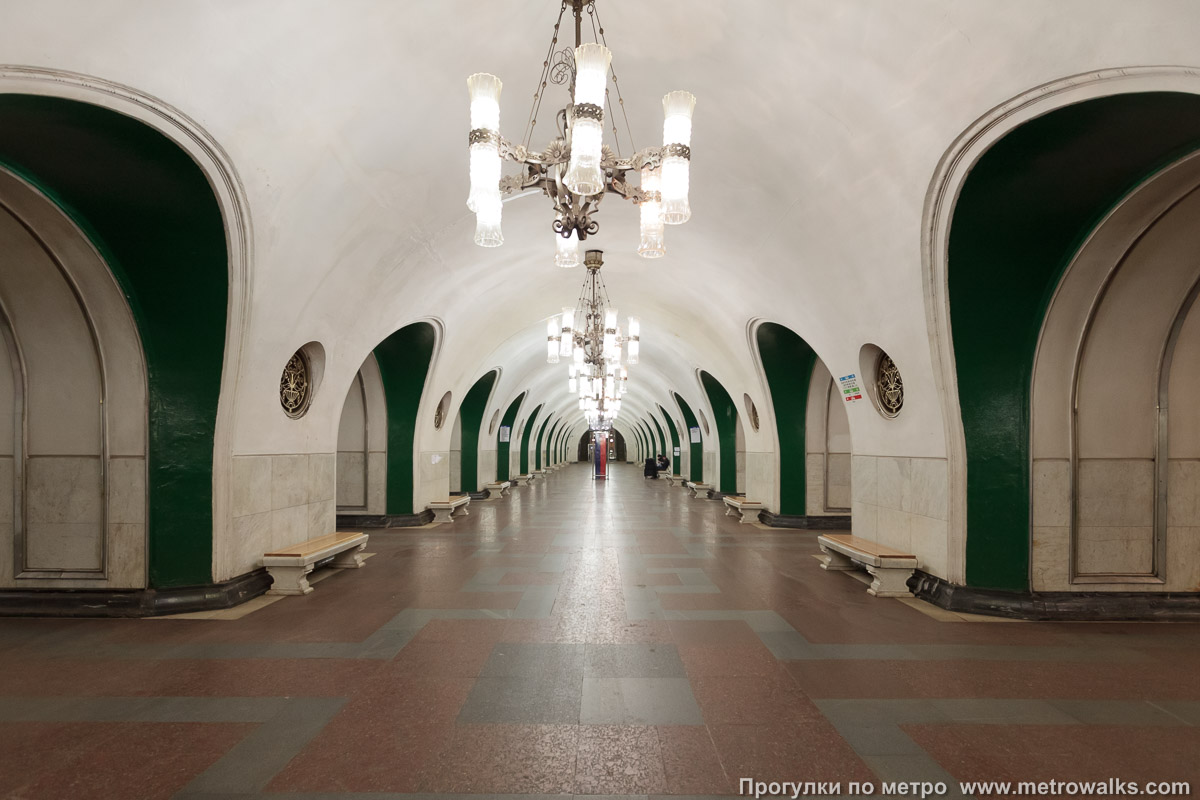 Фотография станции ВДНХ (Калужско-Рижская линия, Москва). Продольный вид центрального зала.